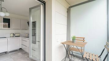 Apartment, Balcony | Private kitchen | Fridge, microwave, oven, stovetop