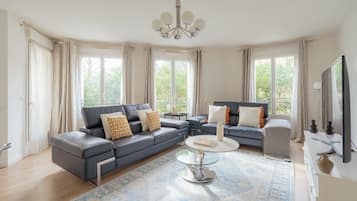 Apartemen, balkon | Area keluarga | TV layar datar