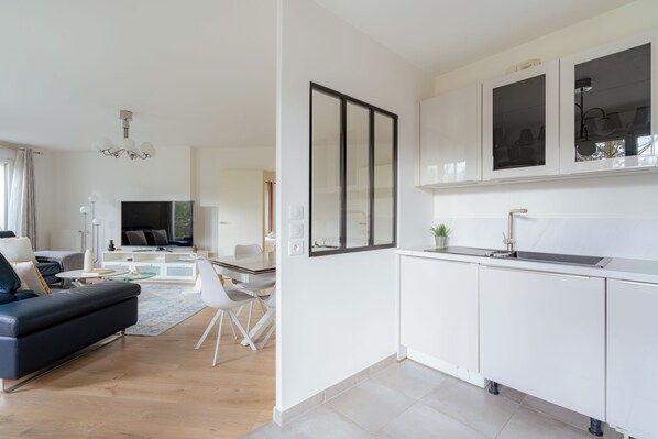 Apartment, Balcony | Private kitchen | Fridge, microwave, oven, stovetop