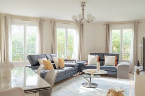 アパートメント バルコニー | リビング エリア | 薄型テレビ