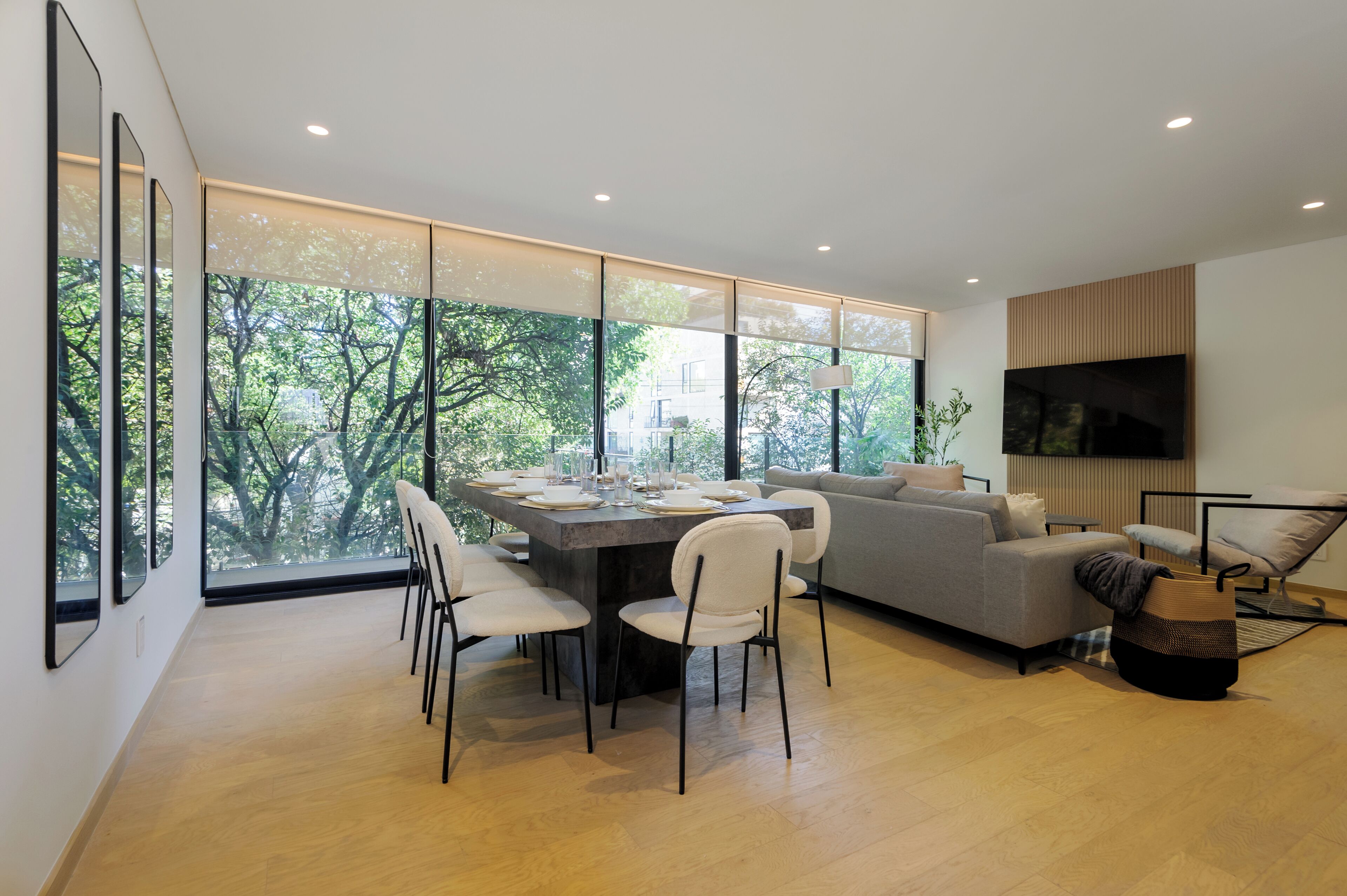 Departamento, balcón, vista a la ciudad | Área de sala de estar | Televisión de pantalla plana de 27 pulgadas con canales digitales 