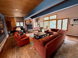 Smart TV, chimenea y estéreo 