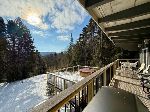 Spacious home with private hot tub near Mount Snow