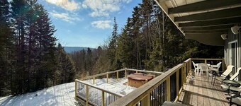 Spacious home with private hot tub near Mount Snow