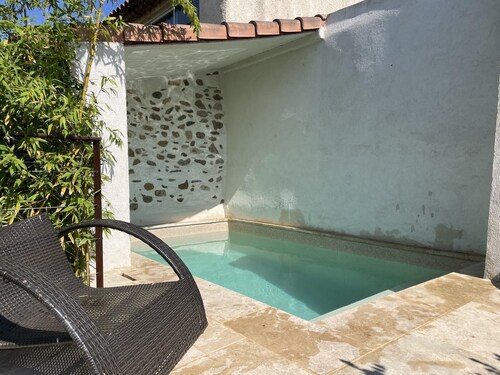 CHARMING HAMLET HOUSE FOR 8 PEOPLE 4 AIR-CONDITIONED BEDROOMS AND HEATED POOL