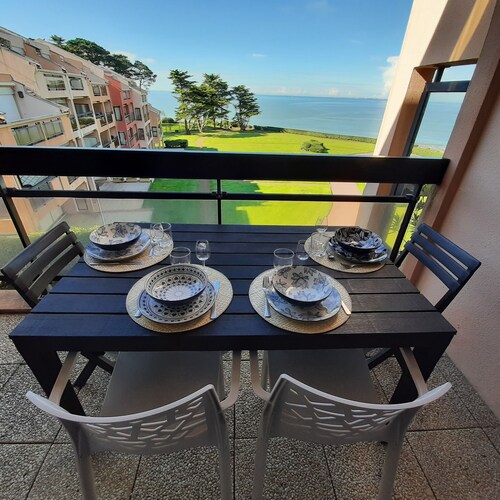 T2 apartment facing sea and beach