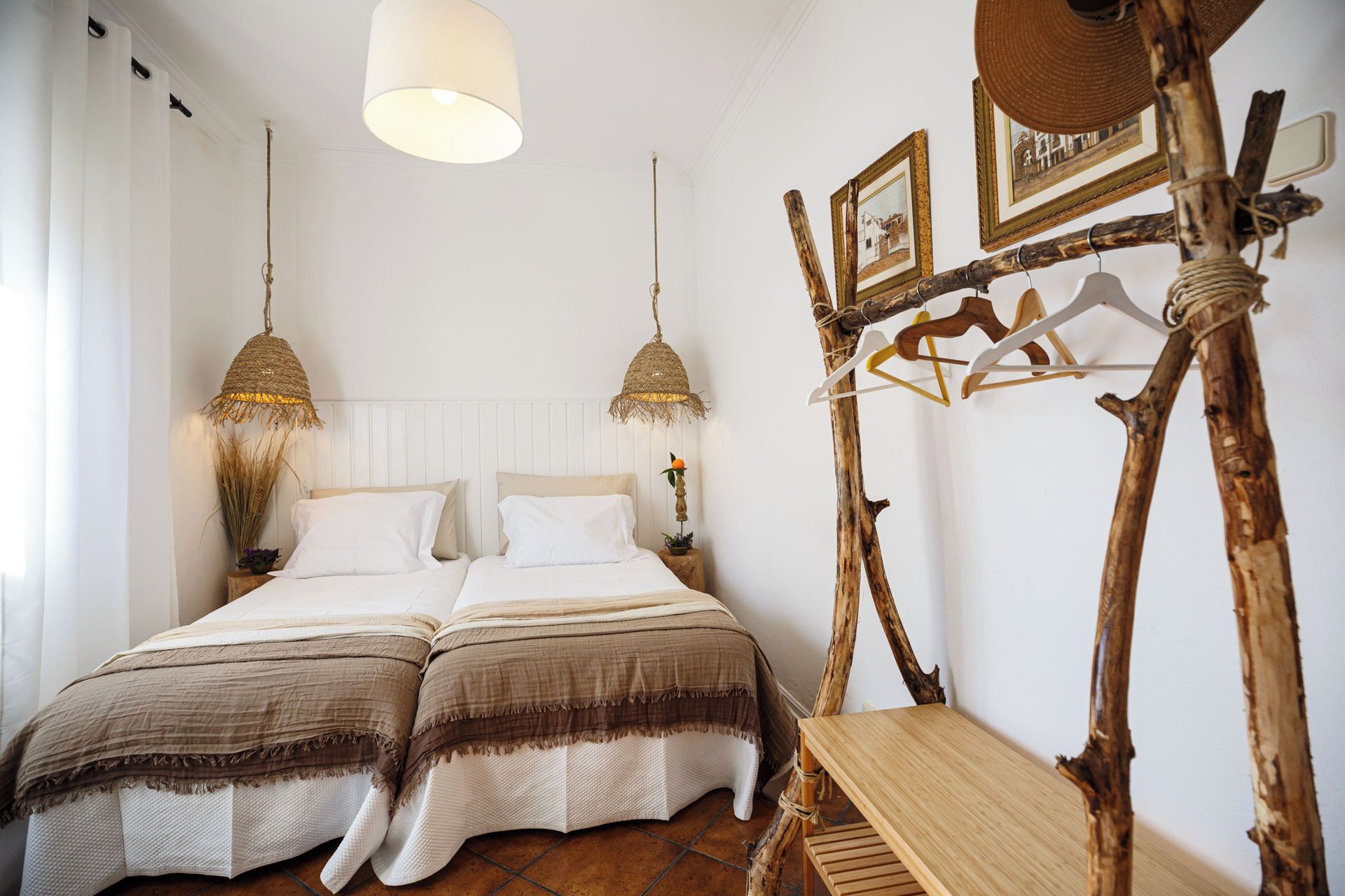 3 habitaciones, tabla de planchar con plancha, wifi y ropa de cama 