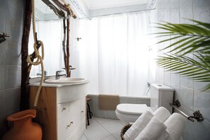 Haartrockner, Bidet, Handtücher, Seife