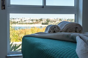 Apartamento, vistas al río | 1 dormitorio, tabla de planchar con plancha, wifi gratis y ropa de cama