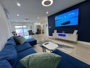 Smart TV, libros, monitor de computadora y impresora