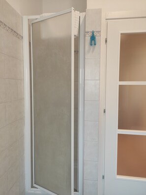 Douche, sèche-cheveux, bidet, serviettes fournies