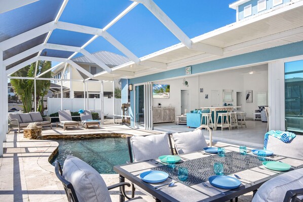 Outdoor dining - ☀️ Private Pool - Canal Front - Pet Friendly - Paradise Palms ☀️ (Fort Myers Beach)