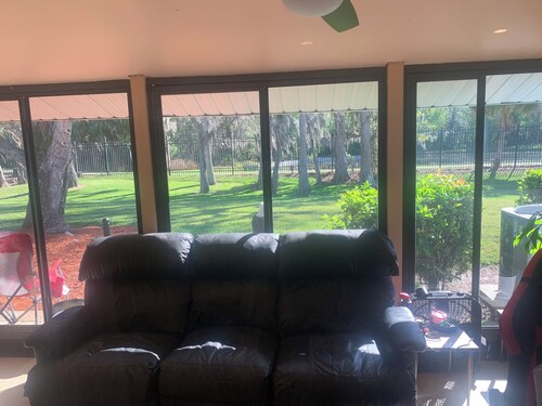 2/2 condo in Kissimmee, next to 3rd tee of golf course, pool, pet friendly.