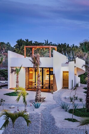 Exterior - Casa Tove, a cosy Bungalow in El Pescadero with wifi, yoga deck and pool. (El Pescadero)