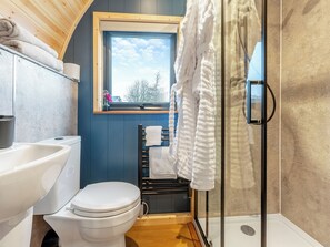 Towels - Peace and quiet, sat in the middle of your own field with a private hot tub. (Leadburn, near West Linton)