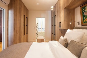 2 bedrooms, in-room safe, desk, iron/ironing board