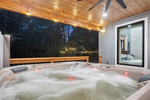 Outdoor spa tub - New Luxe Cabin/Hot Tub/Large Patio/Arcade/Playset/Firepit/Ping Pong/Hammocks (Broken Bow)