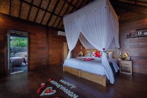 In-room safe, bed sheets - Loid's di Lempuyang (Karangasem)