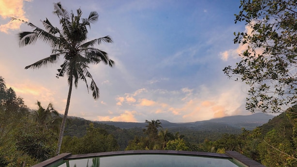 A clear view of a swimming pool with a mountain landscape in the background. - Loid's di Lempuyang (Karangasem)