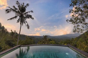 A clear view of a swimming pool with a mountain landscape in the background. - Loid's di Lempuyang (Karangasem)