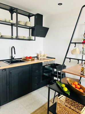 Geladeira, micro-ondas, cooktop, cafeteira/chaleira