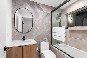 Serviettes fournies, savon, papier toilette