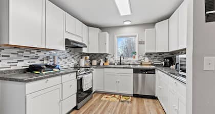 Elegance &Ease Luxury Home 3-bedroom house in Anchorage with WiFi access
