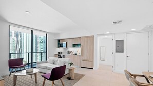 Un apartamento moderno con sala de estar, cocina y comedor.