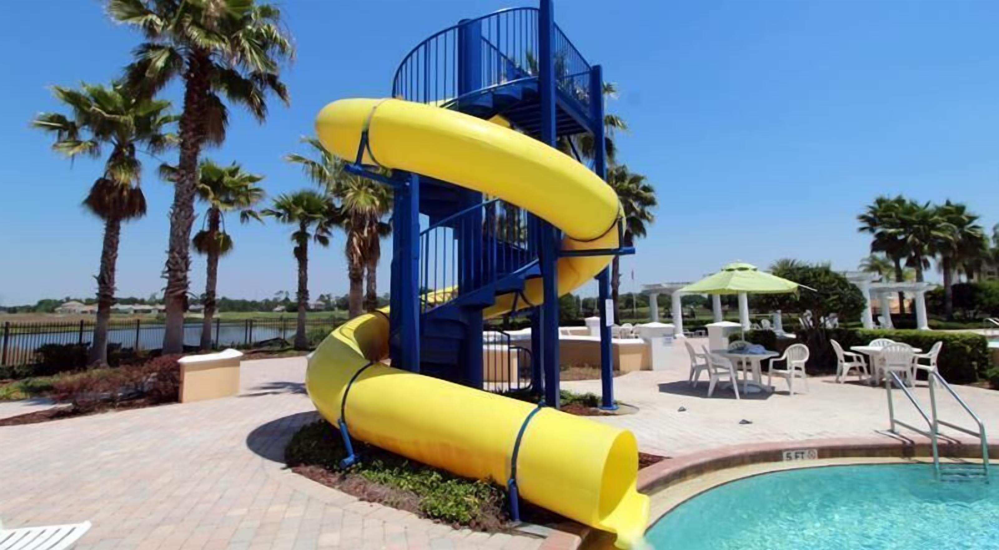 Une structure de toboggan aquatique avec une zone de piscine en arrière-plan.