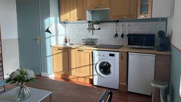 Geladeira, micro-ondas, cooktop, cafeteira/chaleira