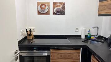 Kühlschrank, Ofen, Geschirrspüler, Wasserkocher mit Kaffee-/Teezubehör