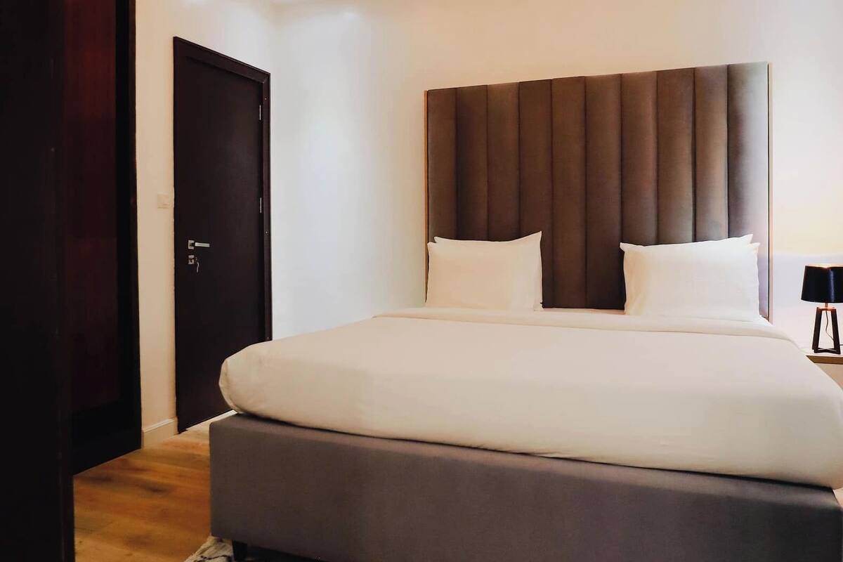 Apartamento luxo, sacada, vista para a cidade | 1 quarto, escrivaninha, espaço de trabalho para notebook