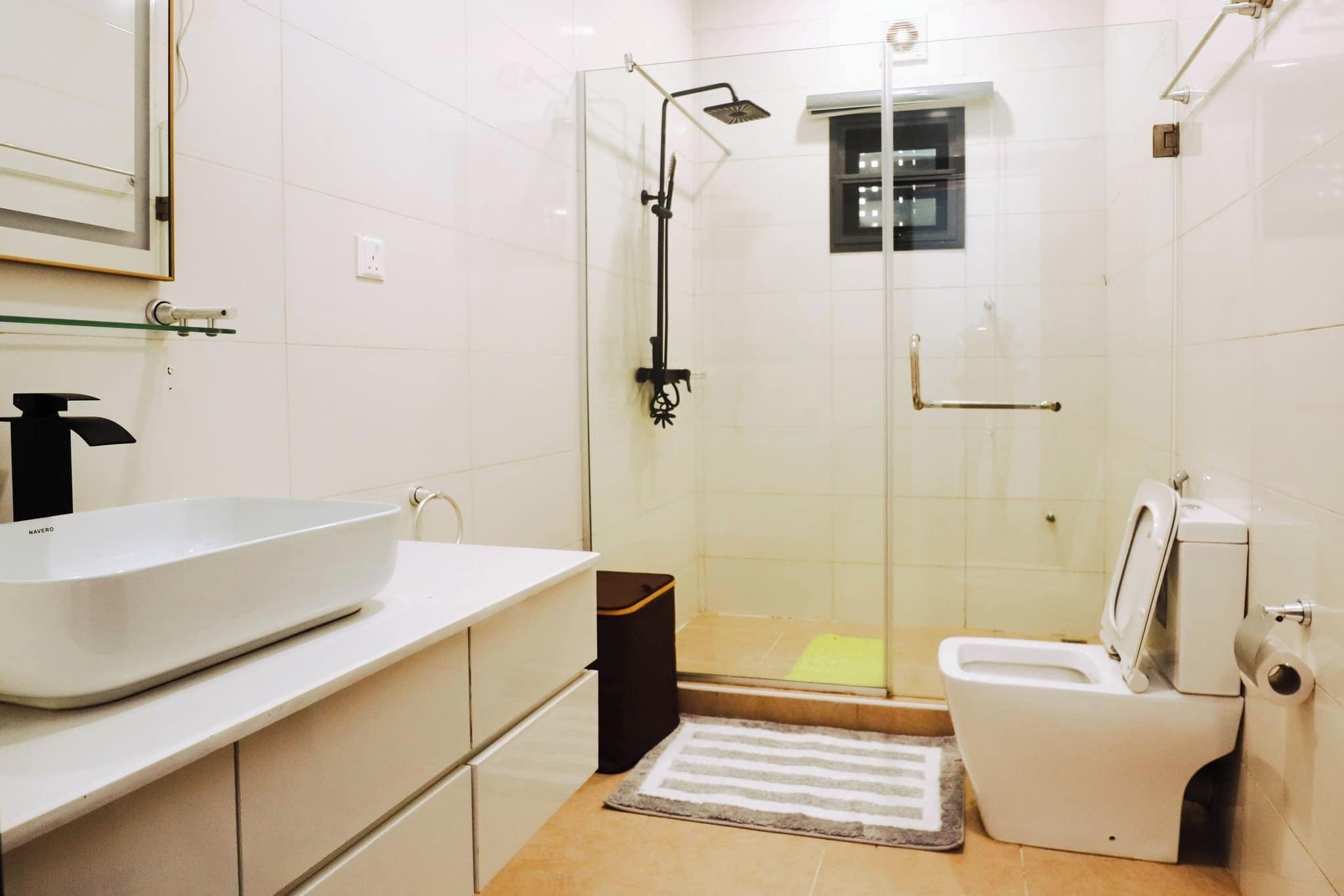 Deluxe Apartment, Balcony, City View | Bathroom | Free toiletries, hair dryer, towels, soap