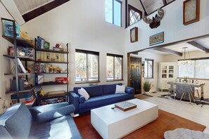 Tv, eldstad och dvd-spelare