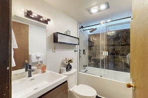 Hårføner og håndklær