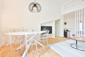 Dining - Stylish Apartment in the Heart of Salerno – Gateway to the Amalfi Coast (Salerno)