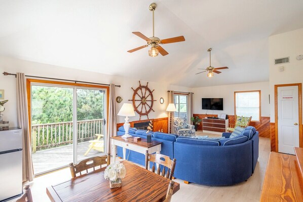 Smart-TV, peis, DVD-spiller og stereoanlegg