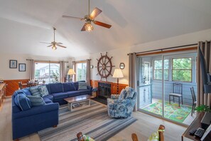 Smart-TV, peis, DVD-spiller og stereoanlegg