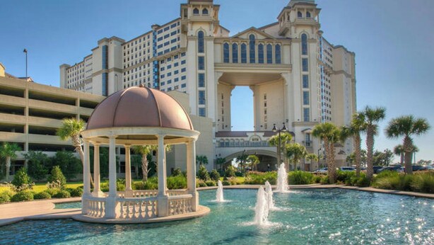 Un hôtel doté d’une grande fontaine centrale, d’un belvédère et d’une arche remarquable.