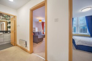 Een bureau, een strijkplank/strijkijzer, gratis wifi, beddengoed
