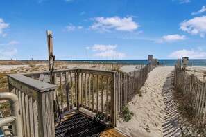 På stranden