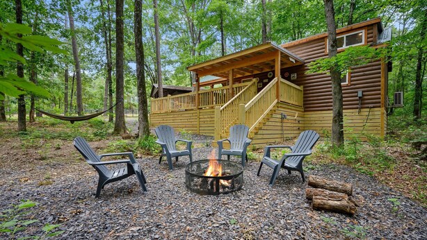 A cabin with a deck, outdoor seating, and a fire pit. - The Bear Cave tiny cabin experience*3 cabins in 1* (Broken Bow)