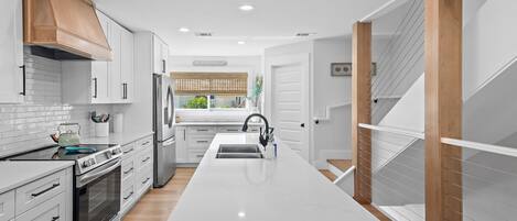 Mikrovågsugn, ugn, spishäll och diskmaskin