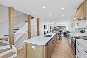 Micro-ondes, four, plaque de cuisson, lave-vaisselle