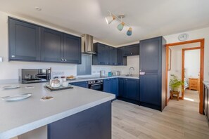 Fridge, oven, dishwasher, cookware/dishes/utensils