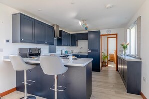 Ovn, oppvaskmaskin og kjøkkenutstyr