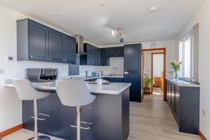 Oven, dishwasher, cookware/dishes/utensils