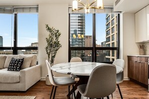 Interior - Boulevard Stays Walk Everywhere! 5 mins to Magnificent Mile, River North 05 (Chicago)