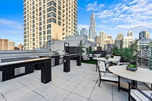 Outdoor dining - Boulevard Stays Walk Everywhere! 5 mins to Magnificent Mile, River North 05 (Chicago)