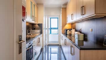 Frigorífico, microondas, horno y placa de cocina